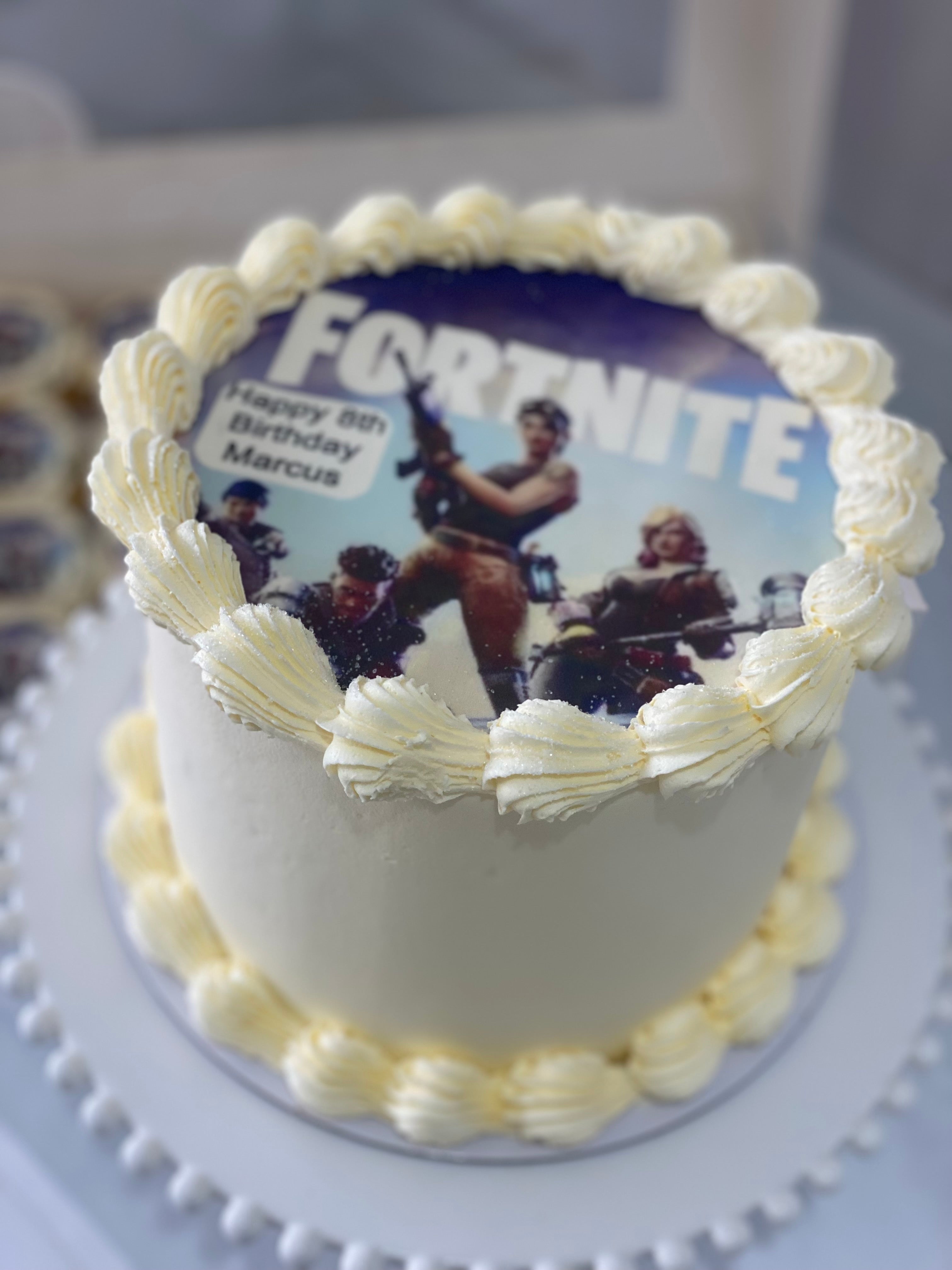 6" FORTNITE cake +24 mini cupcakes