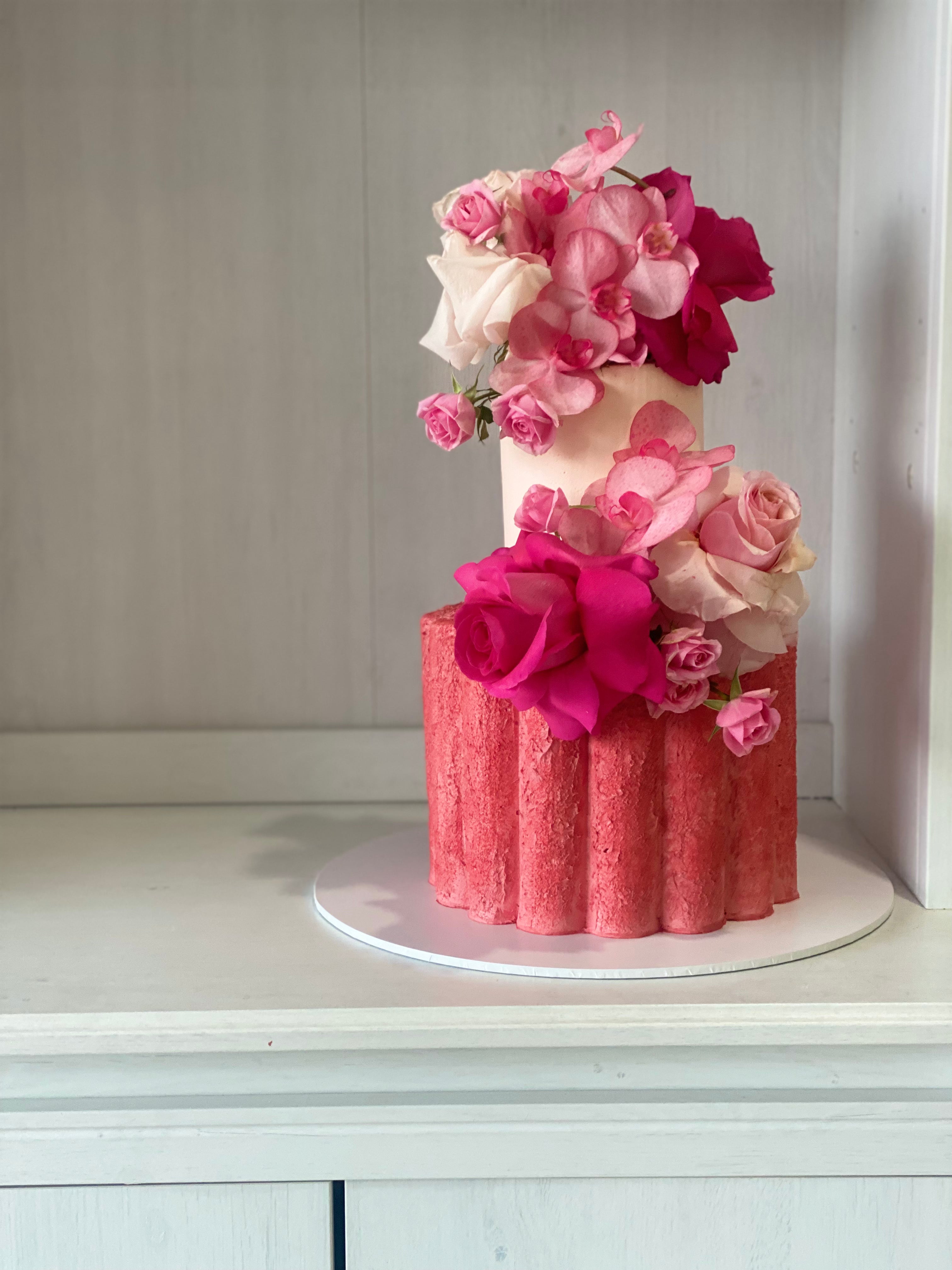 2 tier   -  scalloped edge flower cake