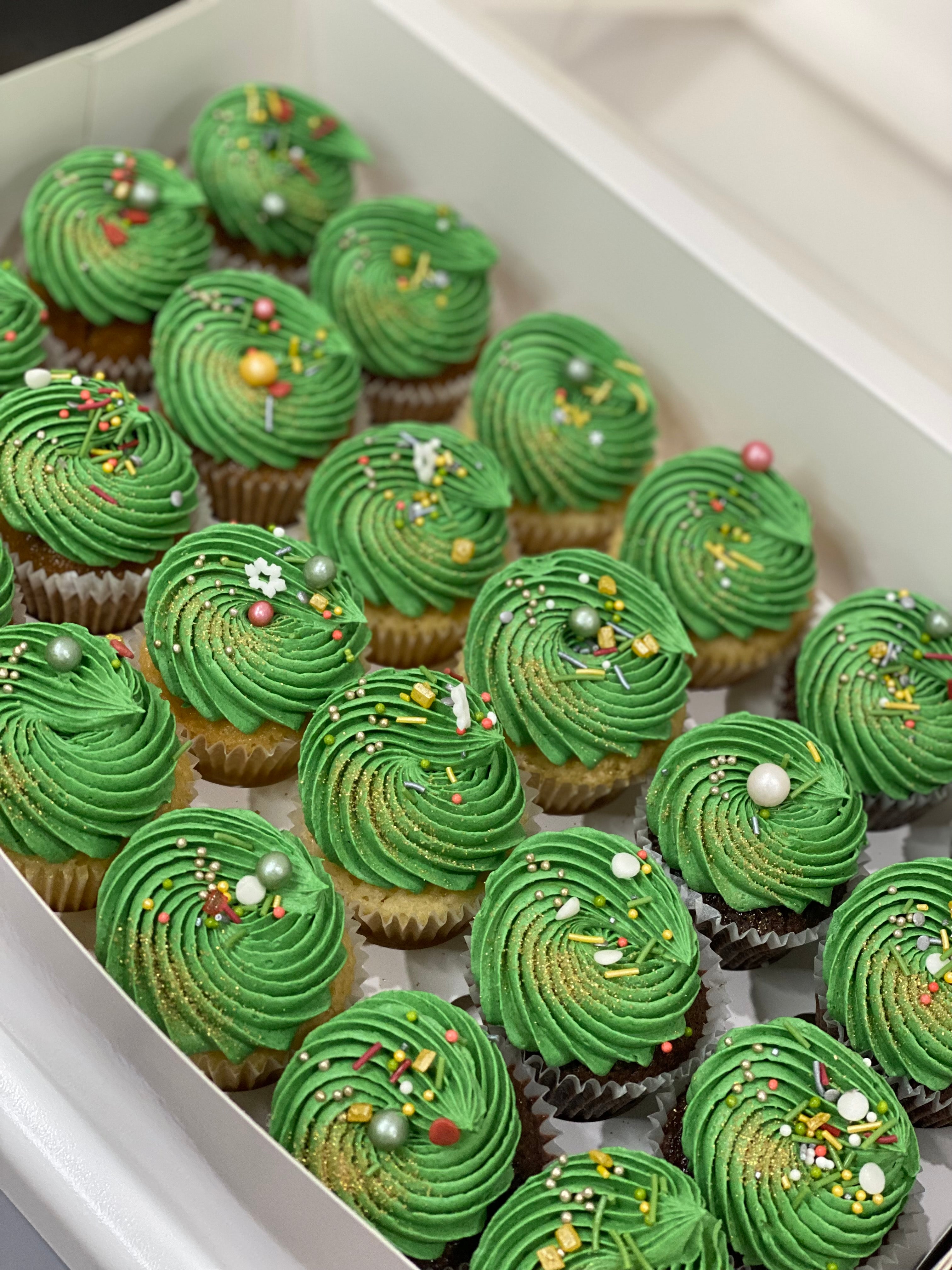 24 GREEN Christmas VIBES cupcakes